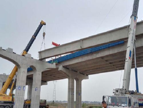 中原大橋35米廂梁架接作業(yè)